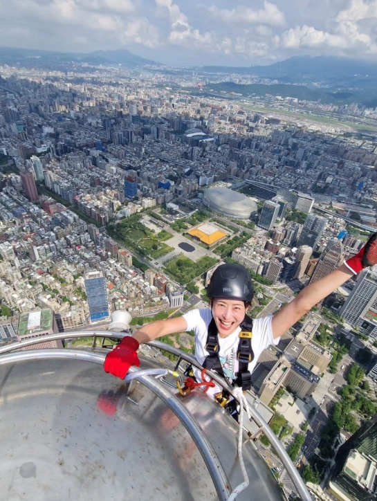 賈永婕攀上101頂端做宣傳。（圖／翻攝臉書）